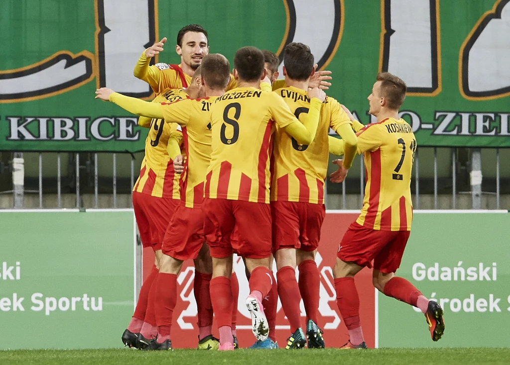 Piłkarze Korony cieszą się ze strzelonego gola