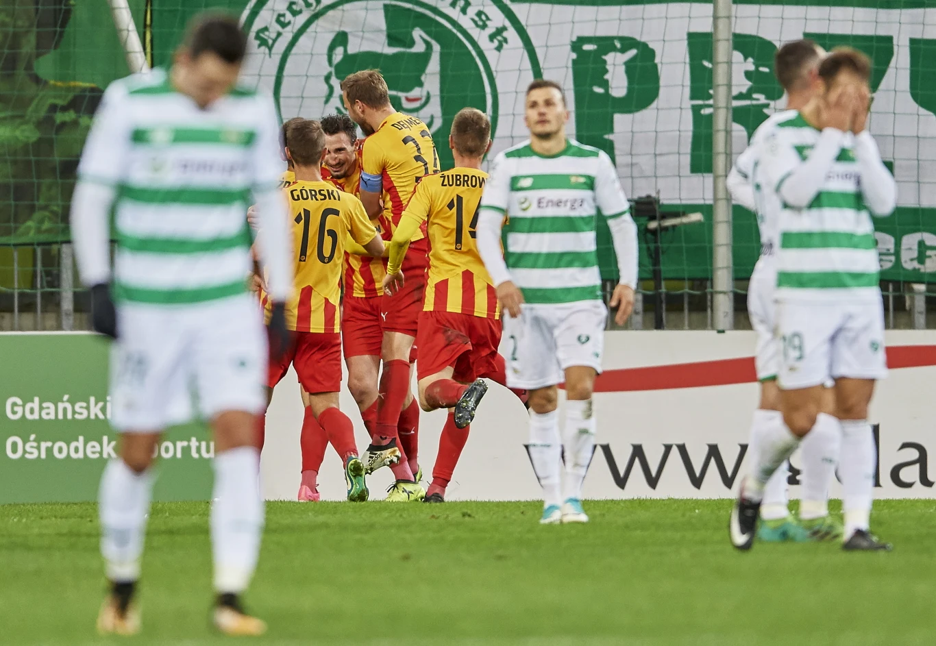 Zawodnicy Korony Kielce cieszą się z czwartej bramki strzelonej Lechii Gdańsk