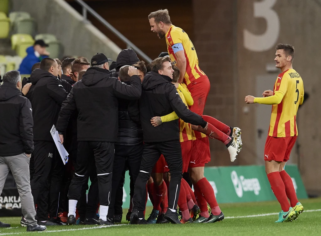 Zawodnicy Korony Kielce i sztab szkoleniowy cieszą się z bramki Macieja Górskiego