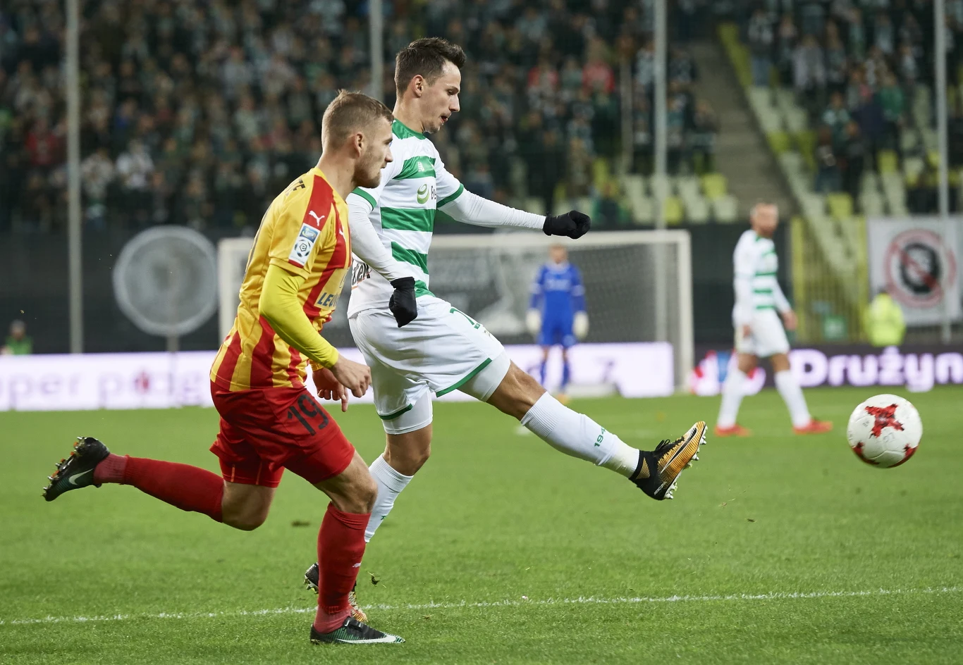 Zawodnik Lechii Gdańsk Jakub Wawrzyniak (L) i Elia Soriano (P) z Korony Kielce