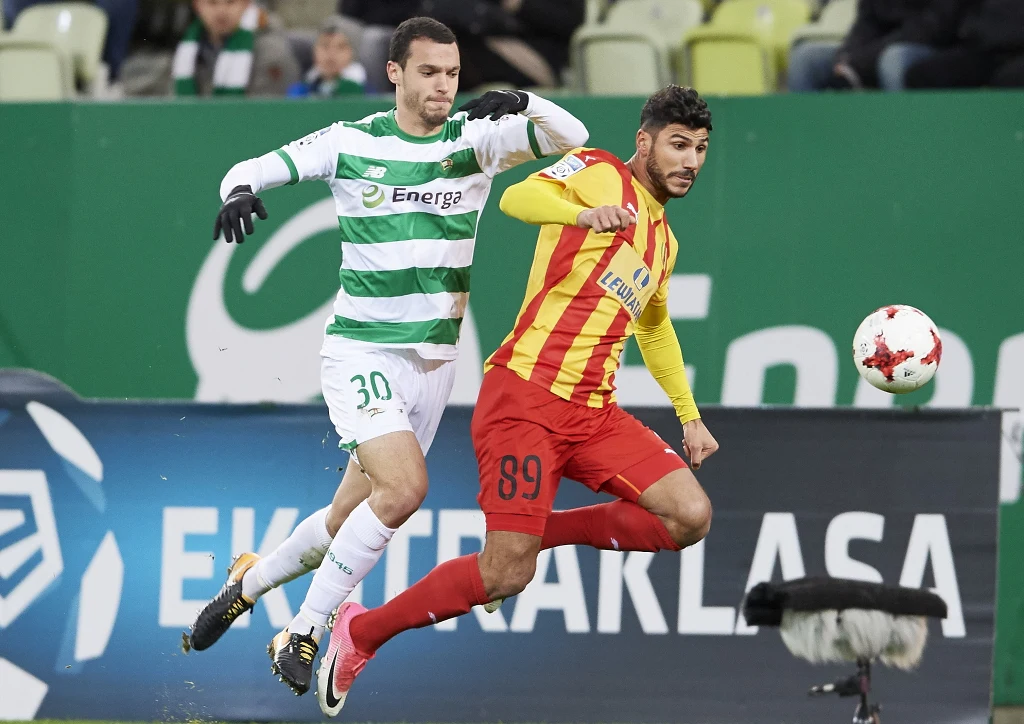 Zawodnik Lechii Gdańsk Joao Nunes (L) i Elia Soriano (P) z Korony Kielce