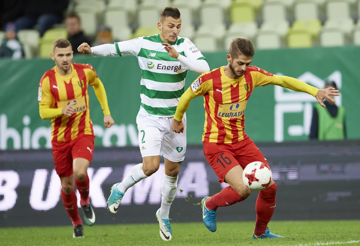 Zawodnik Lechii Gdańsk Mato Milos (C) i Maciej Górski (P) z Korony Kielce