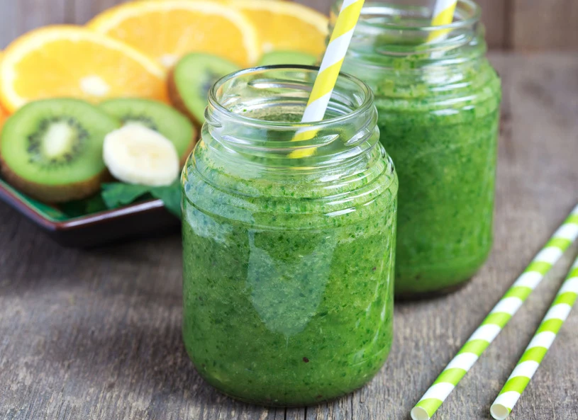 Kiwi gold ma słodszy smak niż klasyczne kiwi. Warto wykorzystać je do koktajli i deserów Kiwi gold ma słodszy smak niż klasyczne kiwi. Warto wykorzystać je do koktajli i deserów