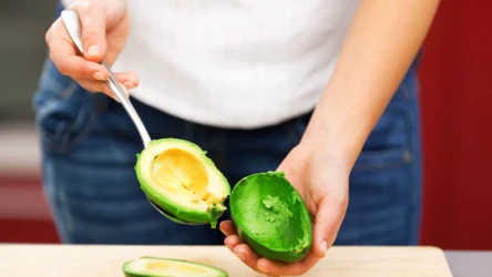 Skórki z awokado warto wykorzystać w pielęgnacji roślin