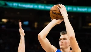 Kristaps Porzingis (z prawej)