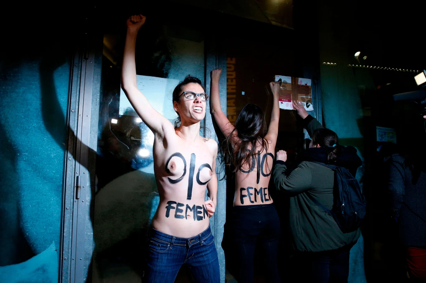 Kulminacją manifestacji stało się wyrzucenie z Cinematheque dwóch półnagich aktywistek ruchu "Femen".