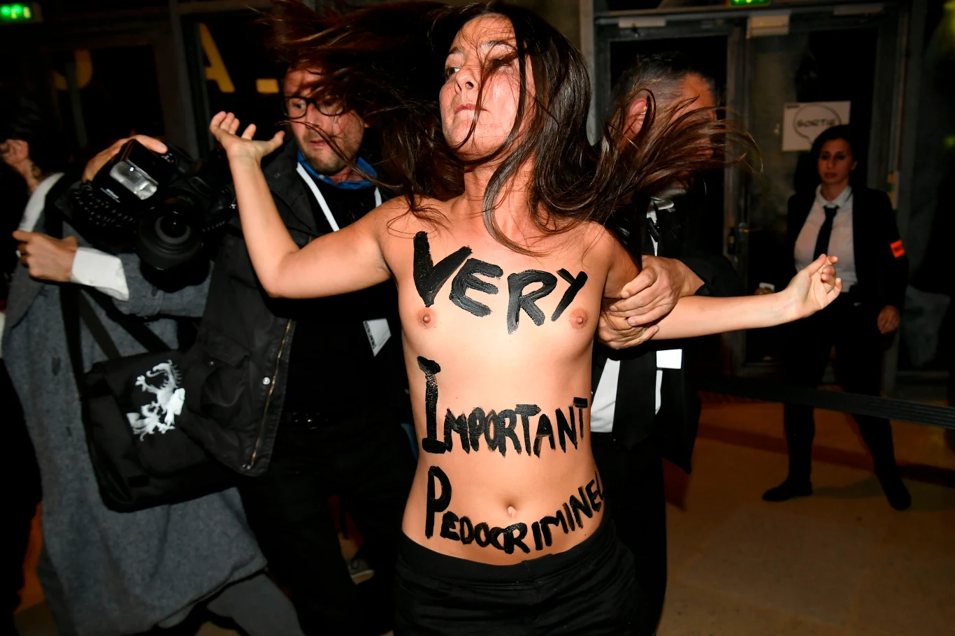Raphaëlle Rémy-Leleu, rzeczniczka stowarzyszenia "Osez le féminisme", po nazwaniu Romana Polańskiego "uciekinierem" i "zbrodniarzem", napiętnowała francuski Cinematheque za to, że dyrektor muzeum filmu nazwał akcję organizacji feministycznych linczowaniem Polańskiego.