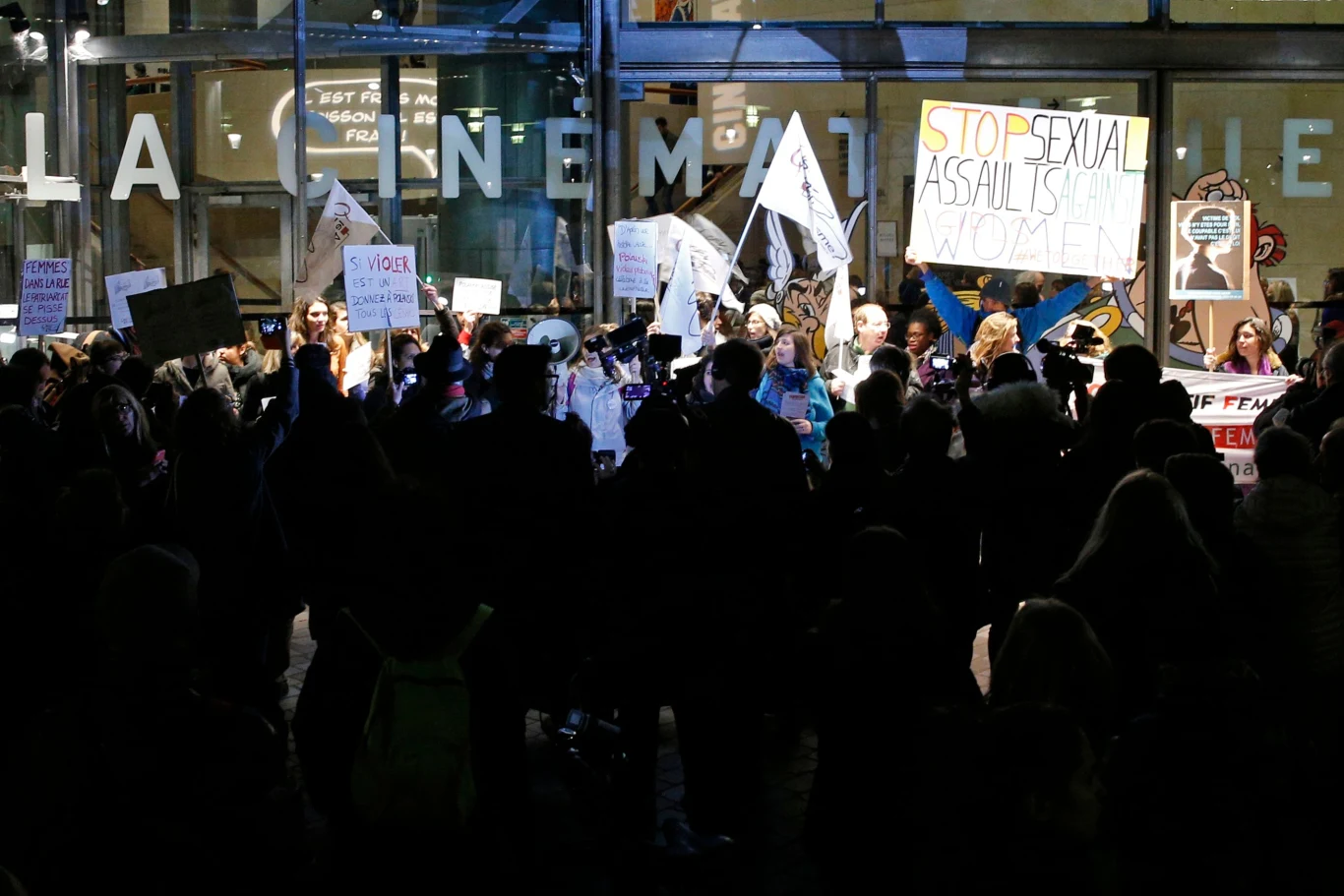W manifestacji przed Cinematheque Francaise dominowały kobiety, głównie ze stowarzyszenia feministek "Osez le féminisme".