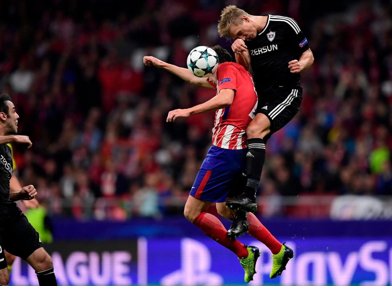 Jakub Rzeźniczak (z prawej) i Diego Godin Jakub Rzeźniczak (z prawej) i Diego Godin