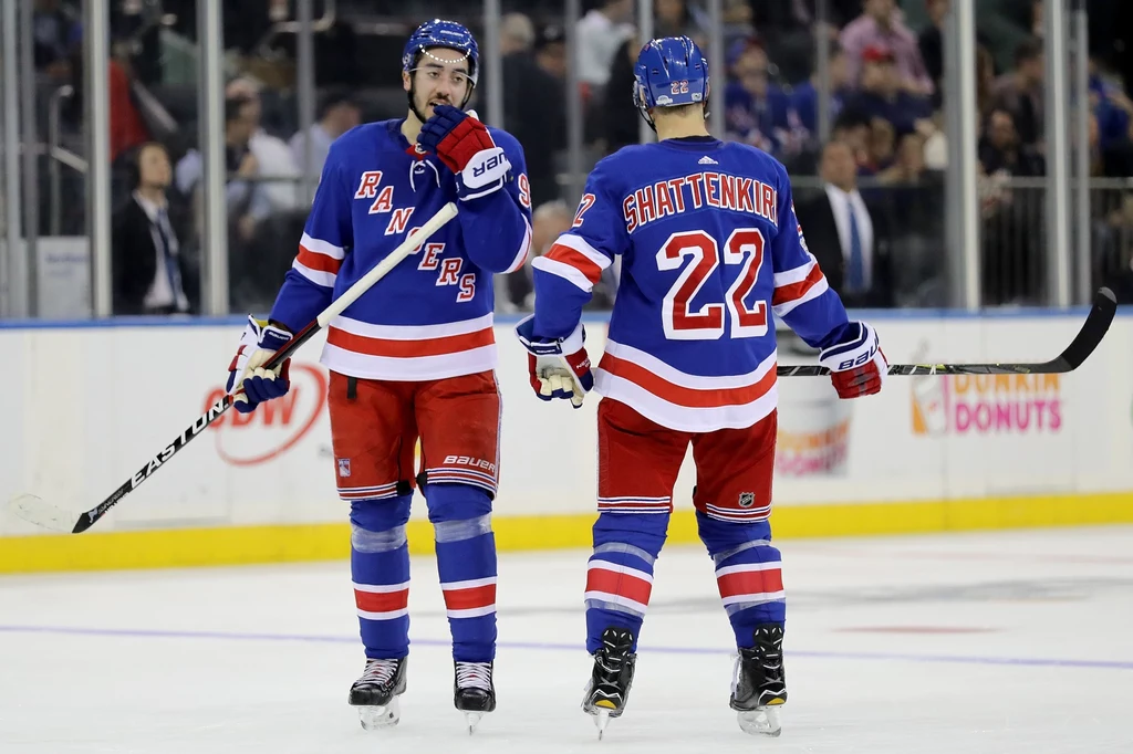 Mika Zibanejad #93 z New York Rangers (L) i jego kolega Kevin Shattenkirk #22. Mika Zibanejad #93 z New York Rangers (L) i jego kolega Kevin Shattenkirk #22.
