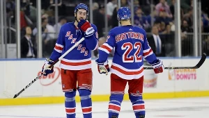 Mika Zibanejad #93 z New York Rangers (L) i jego kolega Kevin Shattenkirk #22.