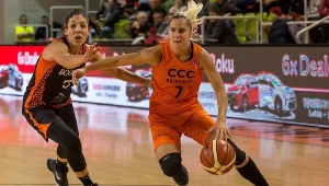 Koszykarka CCC Polkowice Elina Babkina (P) i Cristina Ouvina (L) z Bourges Basket