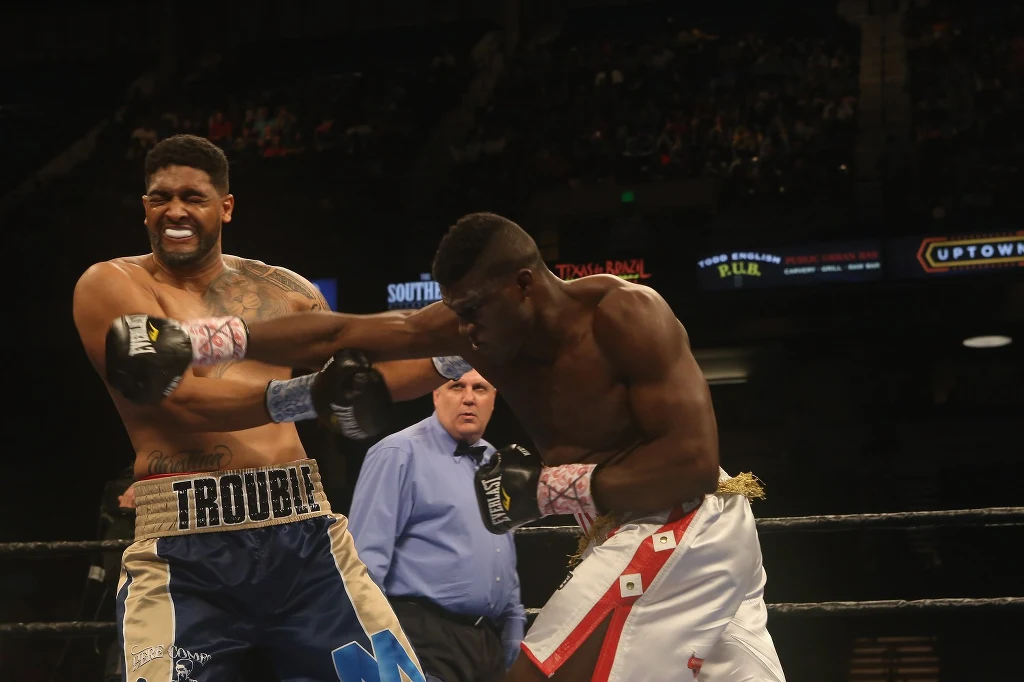 Dominic Breazeale (z lewej) w walce z Izu Ugonohem Dominic Breazeale (z lewej) w walce z Izu Ugonohem