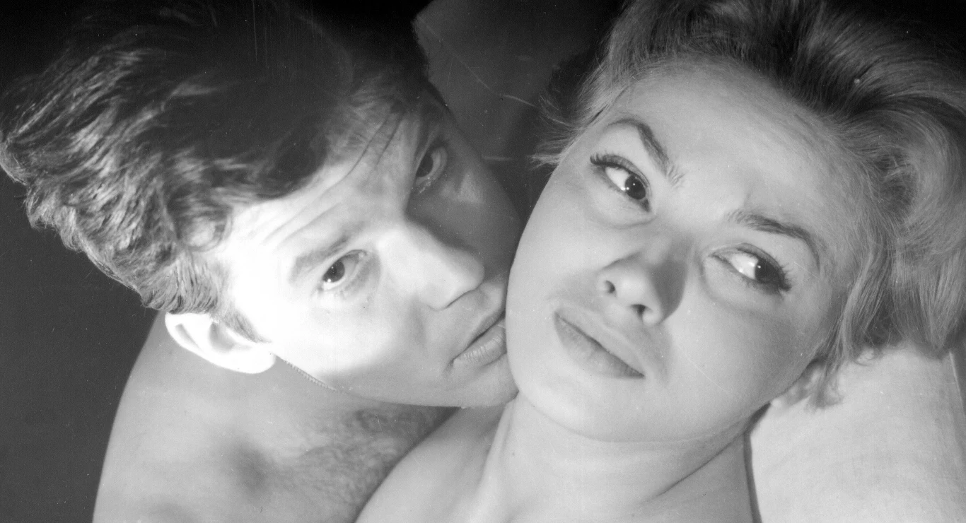 W historii polskiego kina zapisał się rolami w filmach "Popiół i diament" Andrzeja Wajdy, "Do widzenia, do jutra" i "Jowita" Janusza Morgensterna, "Rękopis znaleziony w Saragossie" i "Jak być kochaną" Wojciecha Jerzego Hasa, "Salto" Tadeusza Konwickiego. Gdyby Zbigniew Cybulski żył, 3 listopada 2017 roku obchodziłby 90. urodziny. Z tej okazji przypominamy jego najsłynniejsze role.

Zbigniew Cybulski i Ewa Krzyżewska w filmie "Popiół i diament" (1958)