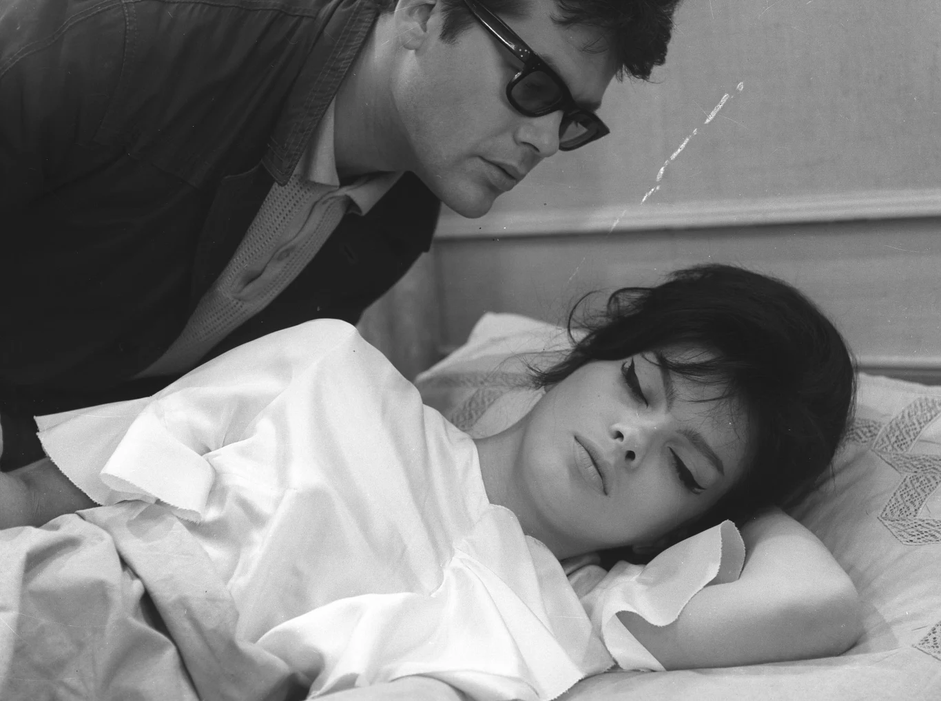 "Aktorzy dzielą się na tych, którzy swoją osobowość przemieniają, i na tych, którzy ją utrwalają. Mnie interesuje aktorstwo z zachowaniem pewnych cech indywidualnych. Zdaję sobie sprawę, że to i trudne, i niebezpieczne" - mówił Zbigniew Cybulski. 

Zbigniew Cybulski i Ewa Krzyżewska w filmie "Zbrodniarz i panna" (1963)