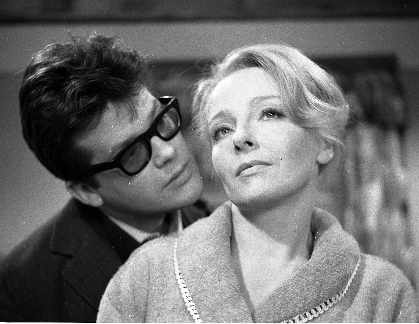 Cybulski urodził się 3 listopada 1927 roku w miejscowości Kniaże (ob. Ukraina). W 1953 r. ukończył studia w Państwowej Wyższej Szkole Aktorskiej w Krakowie. W tym samym roku wyjechał do Gdańska, gdzie zaczął występować w Teatrze Wybrzeże.

Zbigniew Cybulski i Aleksandra Śląska w filmie "Ich dzień powszedni" (1963)