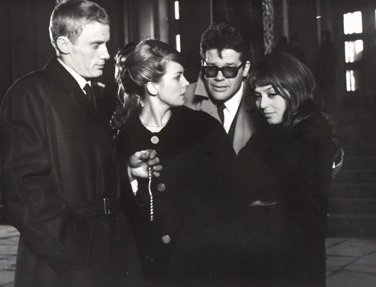 Zginął tragicznie 8 stycznia 1967 roku we Wrocławiu, wracając z planu zdjęciowego filmu "Morderca zostawia ślad" Aleksandra Ścibora-Rylskiego. Wpadł pod koła pociągu, do którego próbował wskoczyć na wrocławskim dworcu kolejowym. Miał 39 lat.

Daniel Olbrychski, Barbara Kwiatkowska, Zbigniew Cybulski i Kalina Jędrusik w filmie "Jowita" (1967)