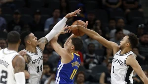 Klay Thompson (w środku) w meczu z San Antonio Spurs