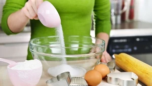 Ciasto źle się wyrabia? Popełniasz błąd jeszcze przed włączeniem miksera