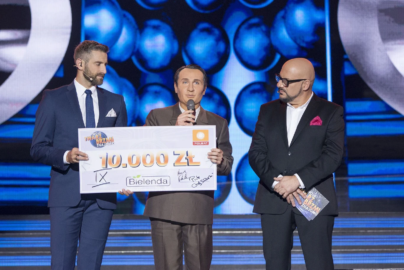Każdy z jurorów najwyższą notę przyznał Kacprowi Kuszewskiemu, swoje głosy dorzucili też uczestnicy, tym samym aktor gromadząc 70 punktów wygrał 9. odcinek. Czek na 10 tysięcy złotych przekazał Oliwii Dunaj podopiecznej Fundacji "Zdążyć z pomocą".

Na zdjęciu: Kacper Kuszewski z czekiem na 10 tysięcy złotych i gospodarzami show - Maciejem Dowborem oraz Piotrem Gąsowskim