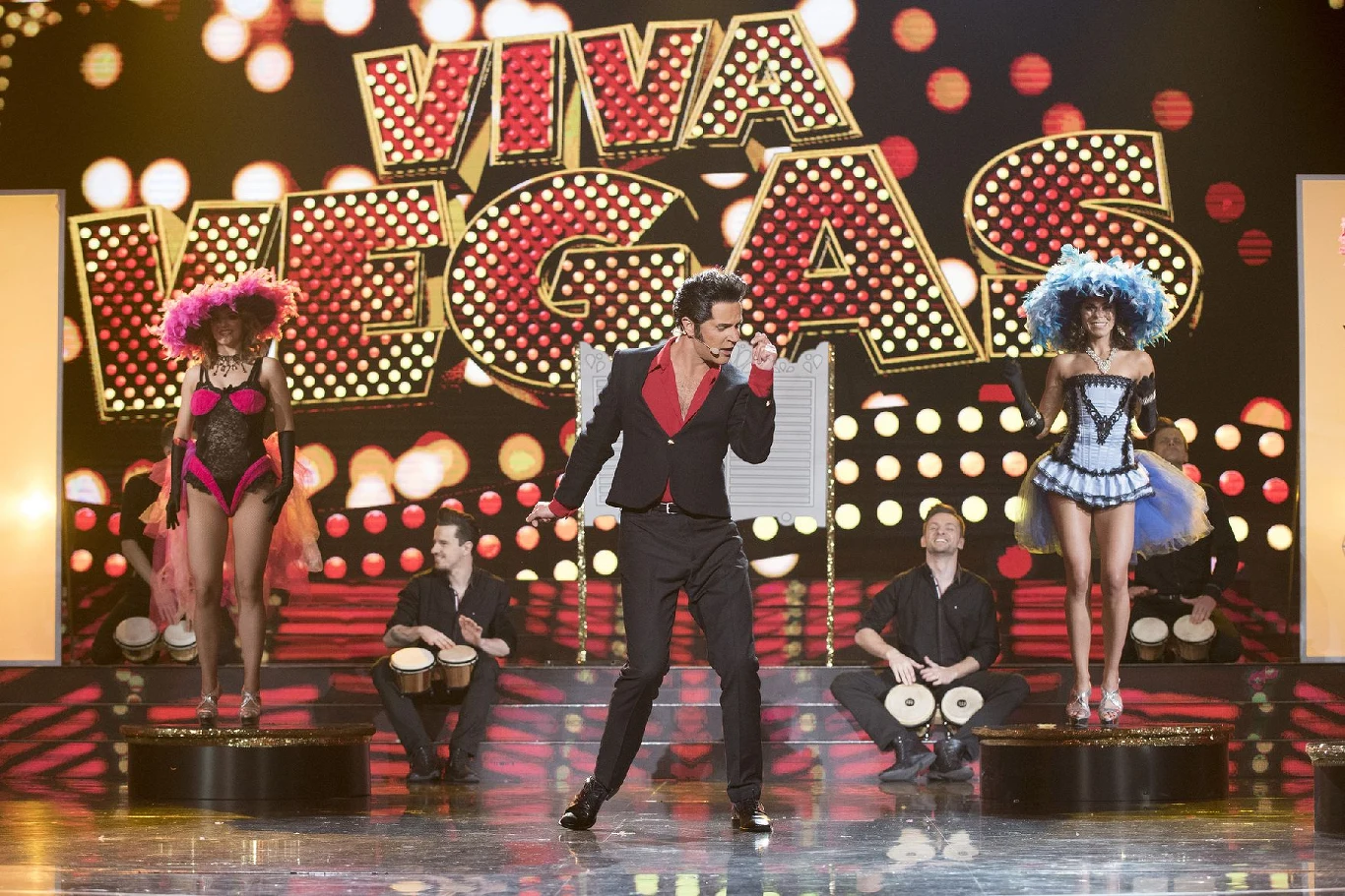 W dziewiątym odcinku programu "Twoja Twarz Brzmi Znajomo 8" (4 listopada) jako pierwszy wystąpił Mariusz Ostrowski, który wkroczył na scenę jako Elvis Presley. Zaśpiewał "Viva Las Vegas". – Śmiało mogę powiedzieć, że jesteś bezwzględnie najlepszym Elvisem Presleyem jaki był w edycjach naszego programu. Dałeś fantastyczny występ. Podziwiam twoją barwę głosu, która ani przez chwilę się nie zmieniła, nie załamała – komplementowała aktora Kasia Skrzynecka.