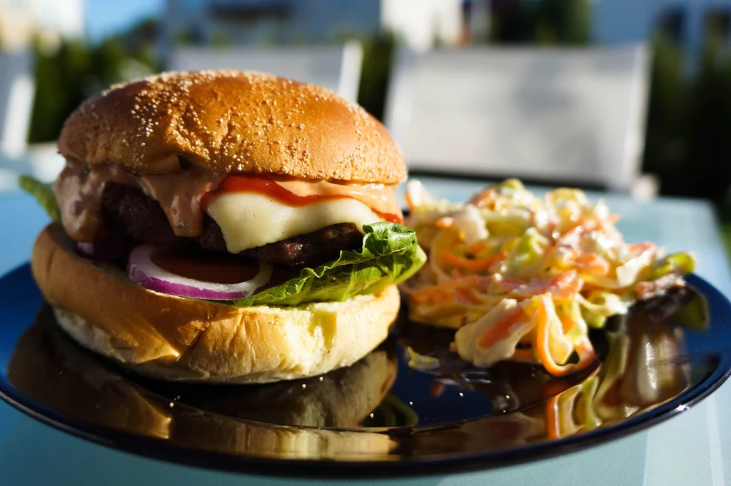 Domowy burger w niczym nie będzie ustępował temu z restauracji!