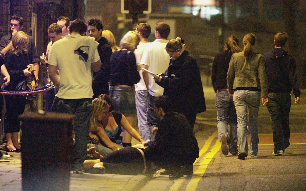 Piątkowa noc na brytyjskiej ulicy, fot. Matt Cardy / Stringer