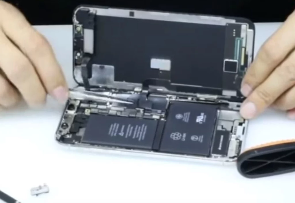 iPhone ma dwie baterie, które w sumie mają pojemność 2716 mAh iPhone ma dwie baterie, które w sumie mają pojemność 2716 mAh