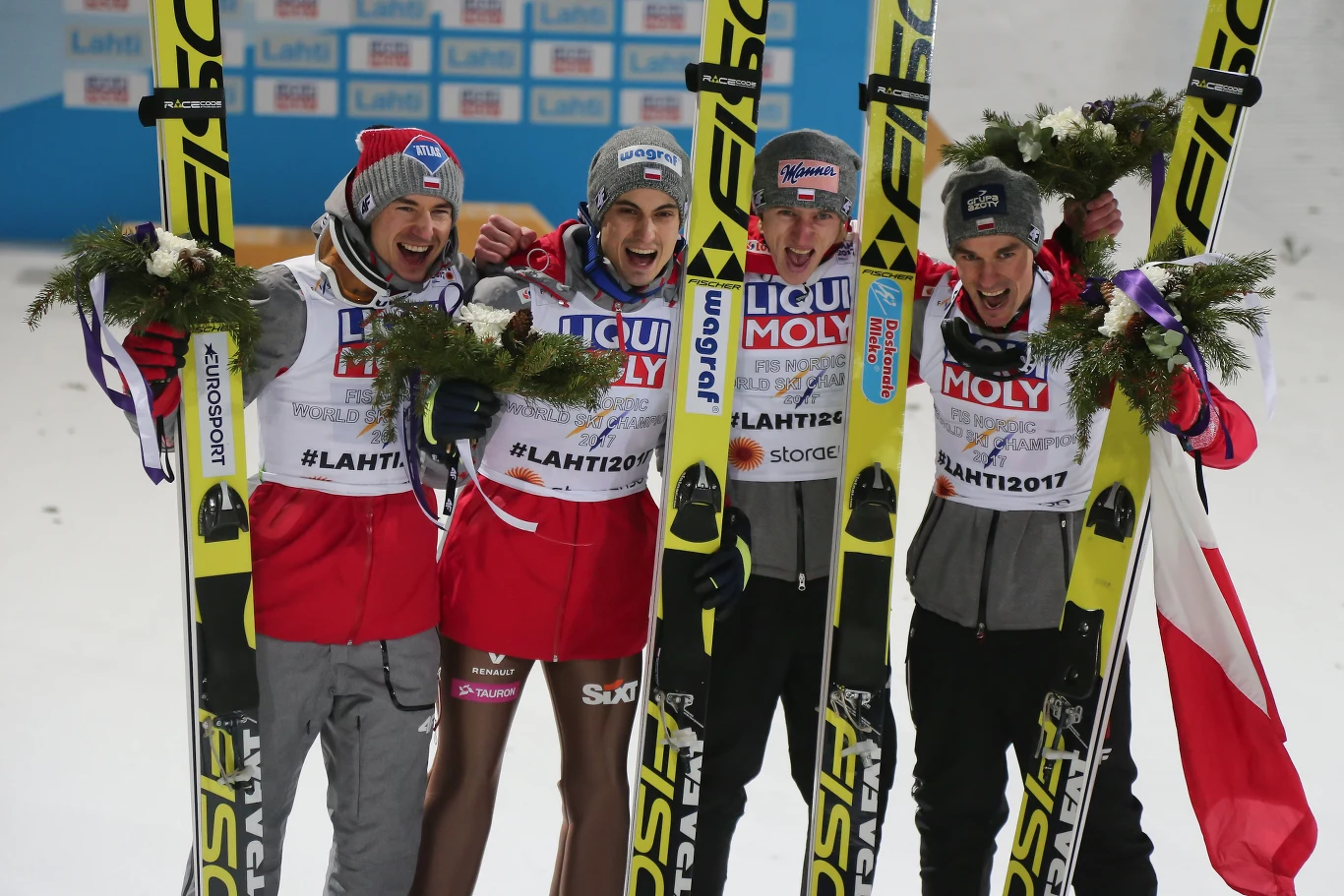 Od lewej: Kamil Stoch, Maciej Kot, Dawid Kubacki i Piotr Żyła po zdobyciu tytułu drużynowych mistrzów świata w Lahti