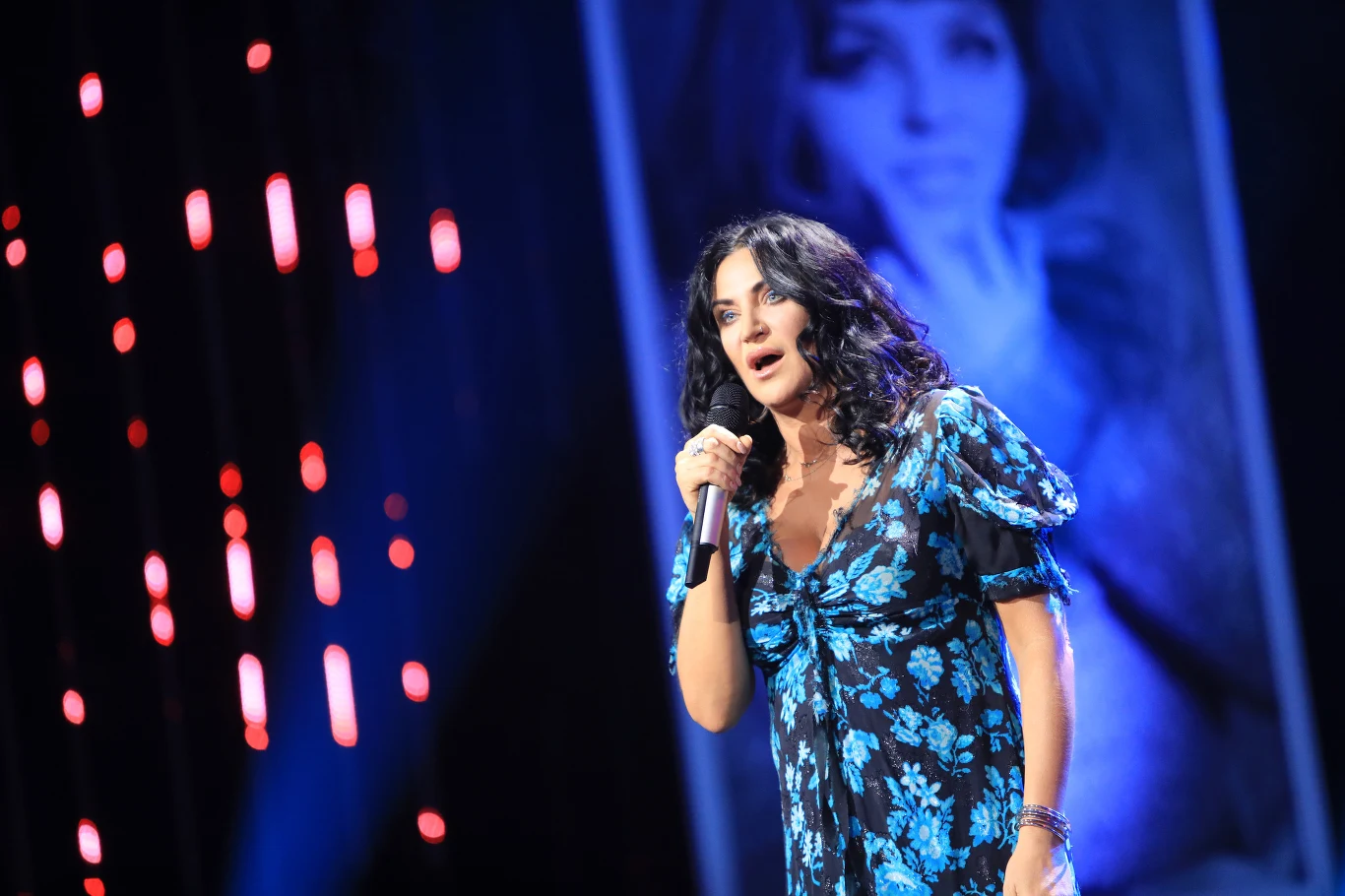 Kayah to jedna z najbardziej znanych polskich wokalistek. Zadebiutowała w drugiej połowie lat 80., ale swoje największe sukcesy odnosiła w kolejnej dekadzie (przełomowa okazała się dla niej płyta "Kamień" z 1995 roku) W swojej karierze wylansowała wiele przebojów, z których najbardziej znane to m.in. "Testosteron", "Fleciki", "Supermenka", "Na językach”, "Śpij kochanie, śpij" czy "Prawy do lewego". Pod koniec ubiegłego wieku zdecydowała się na współpracę z Goranem Bregovićem. Dzieło "Kayah i Bregović" okazało się ważnym epizodem w karierze wokalistki, do którego po 17 latach wróciła, ruszając ponownie w trasę z Bregovićem. Kayah współpracowała z wieloma znanymi muzykami z polski i nie tylko. Wśród nich wymienić należy m.in. Cesarię Evorę, Renatę Przemyk, Krzysztofa Kiljańskiego. W niedzielę, 5 listopada, Kayah obchodzi swoje 50. urodziny. Z tej okazji prezentujemy, jak wokalistka zmieniała się na przestrzeni lat. Kayah to jedna z najbardziej znanych polskich wokalistek. Zadebiutowała w drugiej połowie lat 80., ale swoje największe sukcesy odnosiła w kolejnej dekadzie (przełomowa okazała się dla niej płyta "Kamień" z 1995 roku) W swojej karierze wylansowała wiele przebojów, z których najbardziej znane to m.in. "Testosteron", "Fleciki", "Supermenka", "Na językach”, "Śpij kochanie, śpij" czy "Prawy do lewego". Pod koniec ubiegłego wieku zdecydowała się na współpracę z Goranem Bregovićem. Dzieło "Kayah i Bregović" okazało się ważnym epizodem w karierze wokalistki, do którego po 17 latach wróciła, ruszając ponownie w trasę z Bregovićem. Kayah współpracowała z wieloma znanymi muzykami z polski i nie tylko. Wśród nich wymienić należy m.in. Cesarię Evorę, Renatę Przemyk, Krzysztofa Kiljańskiego. W niedzielę, 5 listopada, Kayah obchodzi swoje 50. urodziny. Z tej okazji prezentujemy, jak wokalistka zmieniała się na przestrzeni lat.