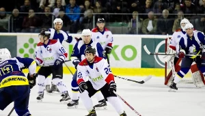 Na pierwszym planie Maciej Mermer