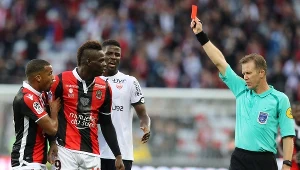 Sędzia Olivier Thual pokazuje czerwoną kartkę Mario Balotellemu