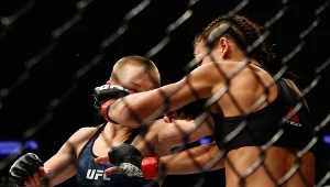 Rose Namajunas (z lewej) znokautowała Joannę Jędrzejczyk w 1. rundzie
