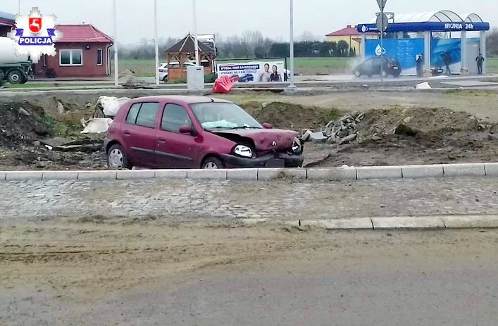 Kierowca nie zauważył, że drogowcy wybudowali rondo