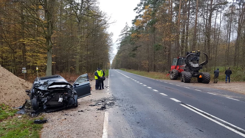 Skoda z dużą siłą uderzyła w nieoświetlonego forwardera