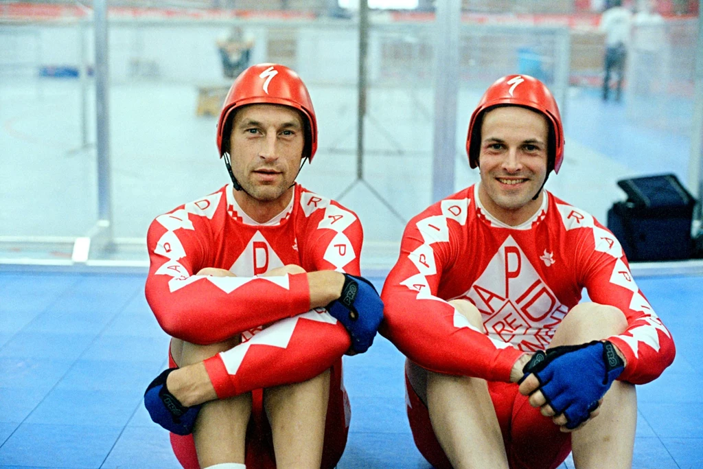 Graeme Obree (z lewej) i Jonny Lee Miller, który wcielił się w niego w filmie o "Latającym Szkocie"