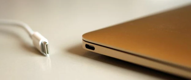 Najnowszy MacBook (2017) – laptop, który wykorzystuje już tylko nowoczesne złącze USB-C