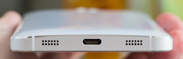 Złącze USB-C zadebiutowało jako następca micro USB, ale obecnie jest stosowane również poza segmentem urządzeń mobilnych. Na zdjęciu USB-C w smartfonie