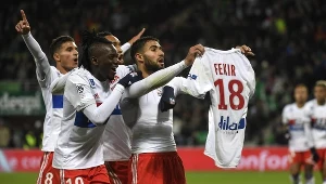 Nabil Fekir (P) cieszy się z gola w meczu z Saint-Etienne