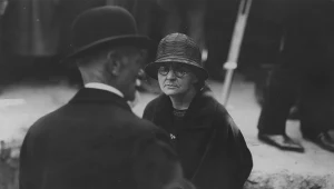 Maria Skłodowska-Curie podczas rozmowy z prezydentem RP Stanisławem Wojciechowskim. Uroczystość poświęcenia kamienia węgielnego pod budowę Instytutu Radowego imienia Skłodowskiej-Curie. Rok 1925