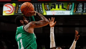 Kyrie Irving (z lewej) i Dennis Schroder