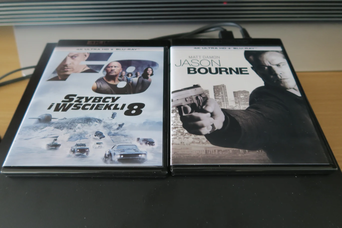 Wyłącznym dystrybutorem filmów "Szybcy i wściekli 8" i "Jason Bourne" jest Filmostrada.  Film dostępny jest w sieci sklepów Media Markt, Saturn oraz Empik