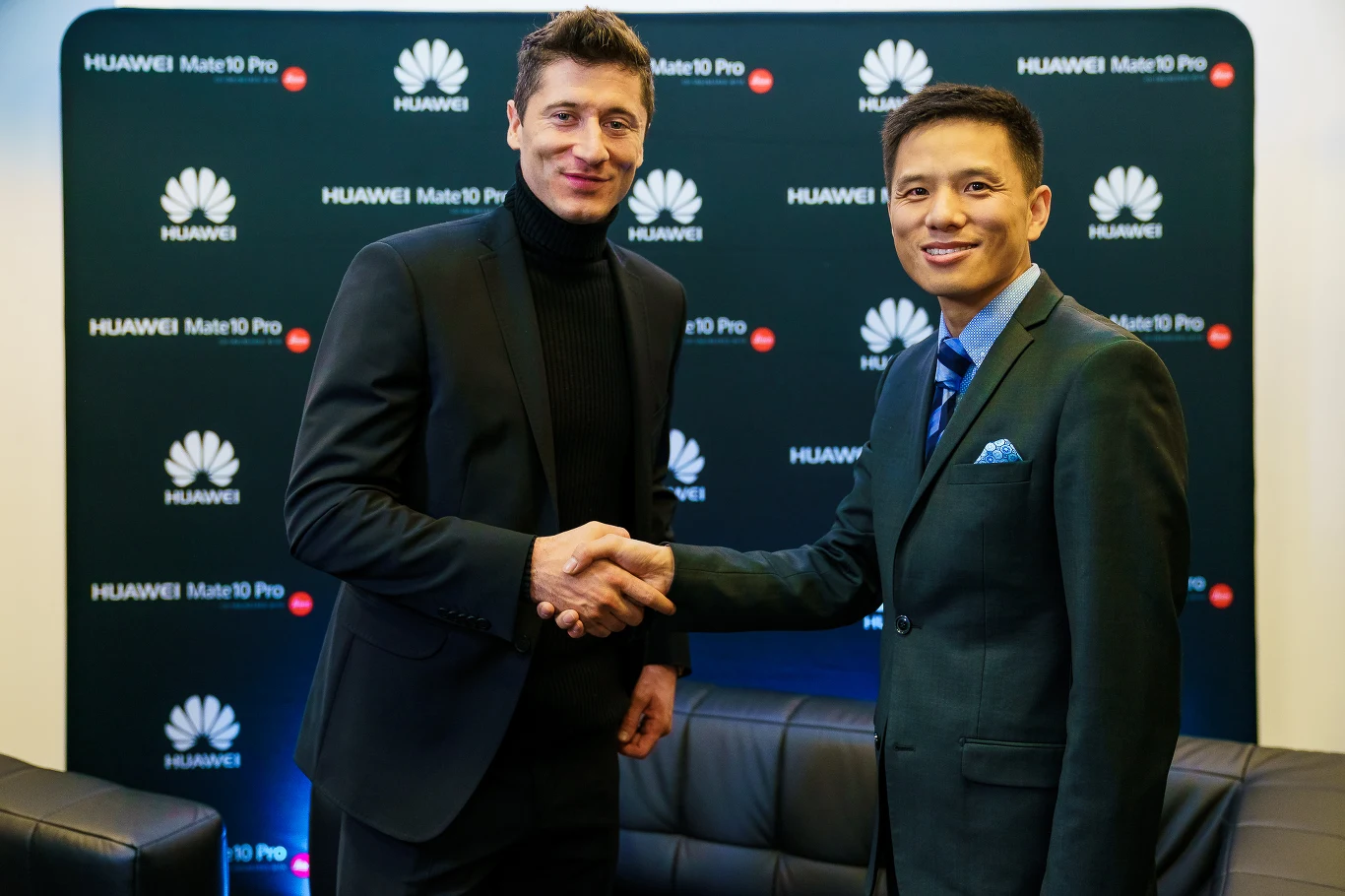 Robert Lewandowski i Jefferson Zhang na polskiej premierze Huawei Mate 10 Pro Robert Lewandowski i Jefferson Zhang na polskiej premierze Huawei Mate 10 Pro