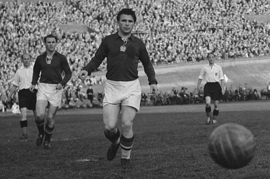 Ferenc Puskas podczas meczu Budapeszt - Amsterdam, maj 1954 roku