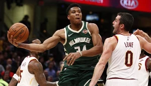 Giannis Antetokounmpo (z piłką) z Bucks w meczu z Cavs