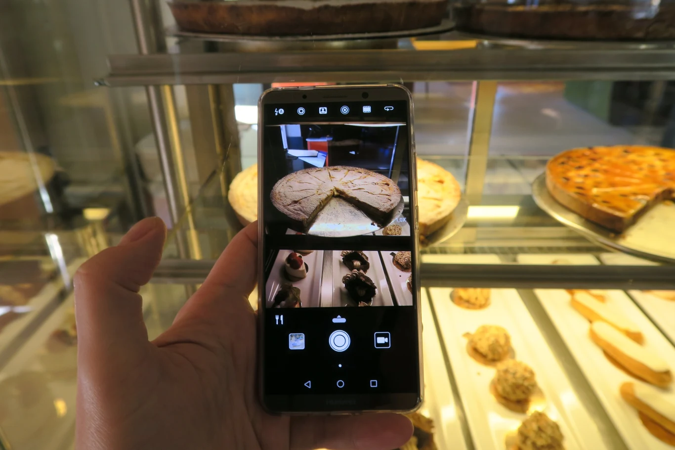 Ikona w prawym, dolnym rogu informuje, że aparat "widzi" jedzenie - telefon dobierze odpowiednie ustawienia do zdjęcia Ikona w prawym, dolnym rogu informuje, że aparat "widzi" jedzenie - telefon dobierze odpowiednie ustawienia do zdjęcia