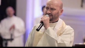 Rapujący podczas ślubu ksiądz podbija sieć. Zobacz wideo