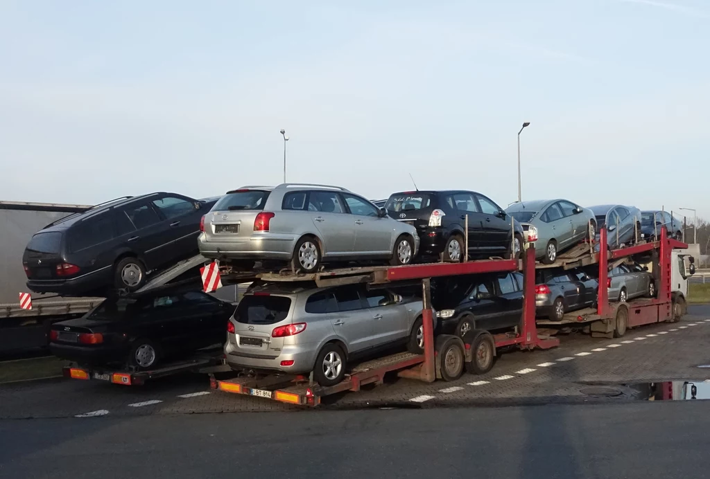 Do Polski wciąż jadą głównie stare samochody