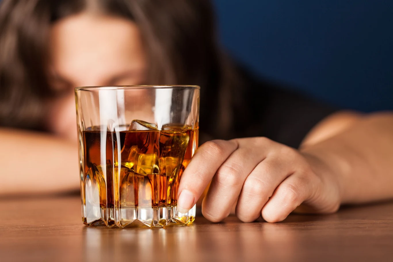 Wciąż pokutuje stereotyp, w myśl którego kobiety nie nadużywają alkoholu