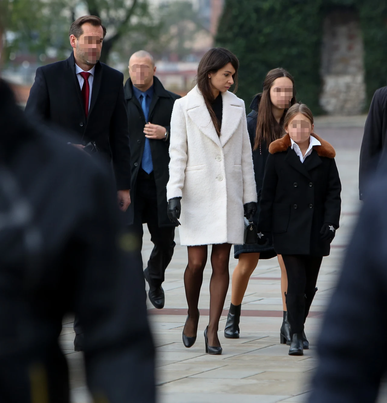 Marta Kaczyńska z córkami i Piotrem (pierwszy od lewej) Marta Kaczyńska z córkami i Piotrem (pierwszy od lewej)